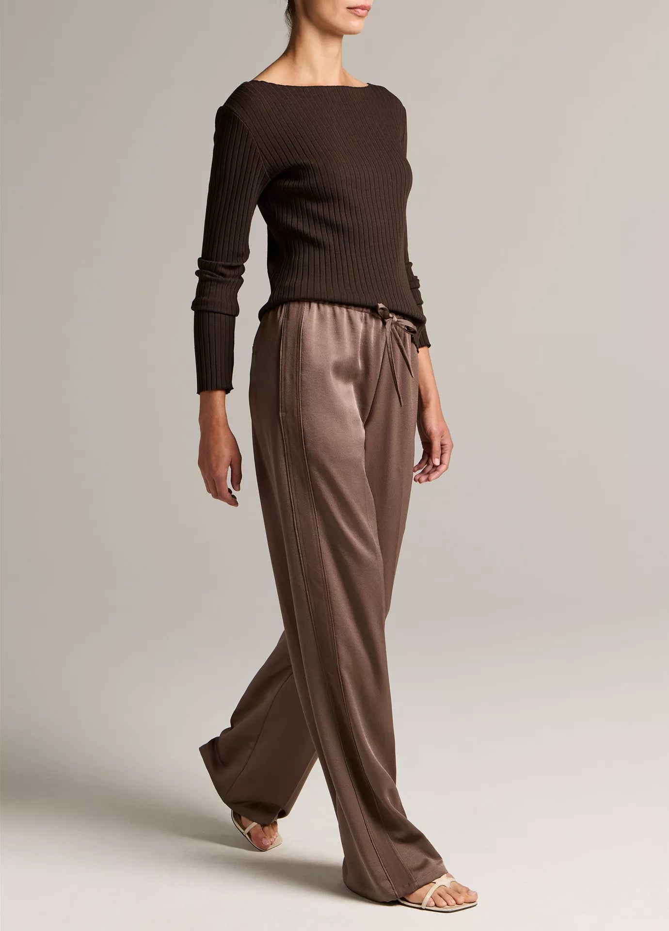 Vince - Mid Rise Shine Crepe Pant