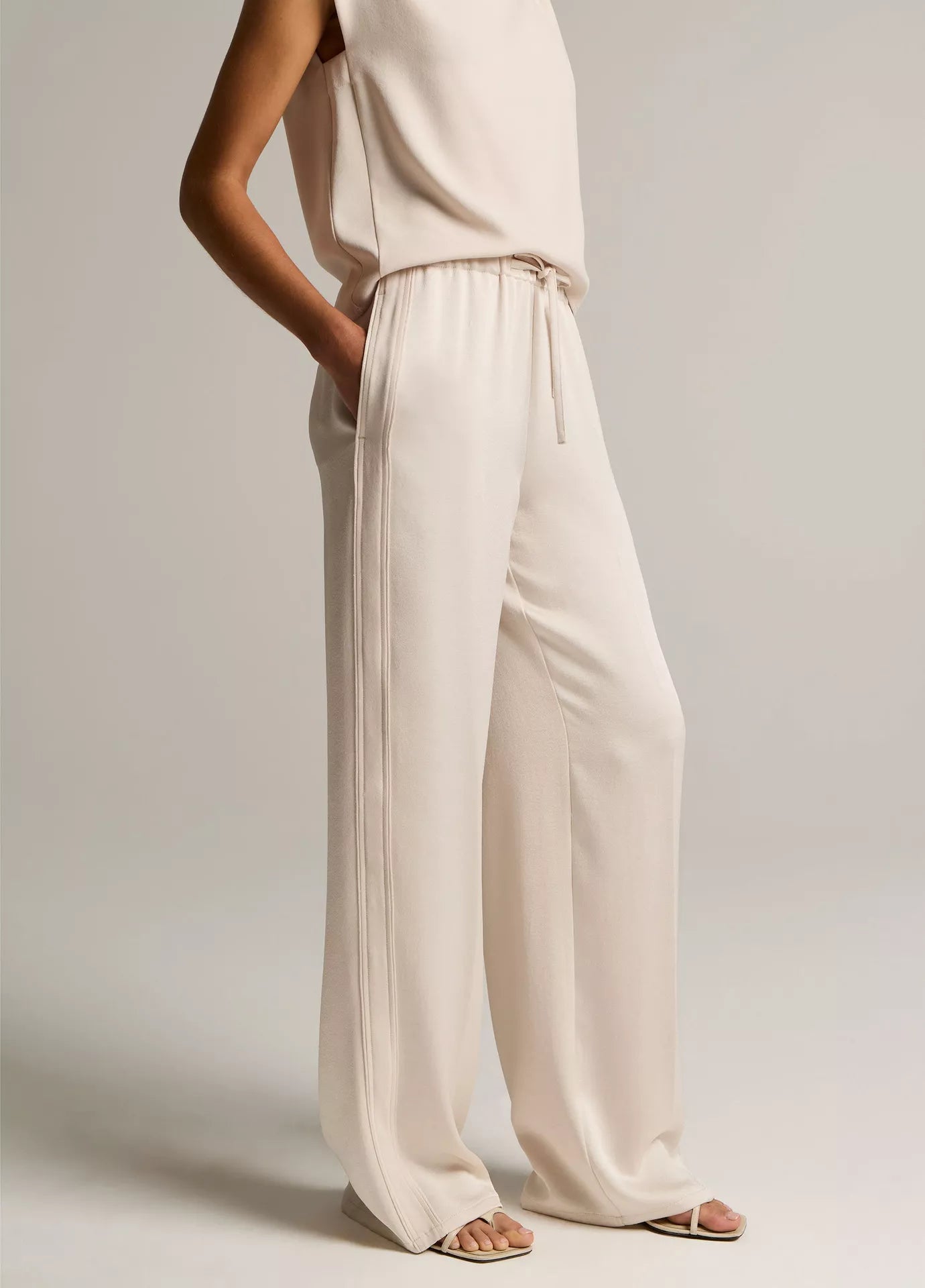 Vince - Mid Rise Shine Crepe Pant